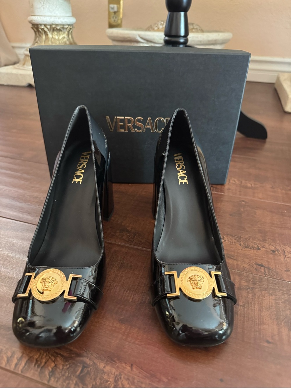 NIB VERSACE BLACK PATENT LEATHER GOLD MEDUSA HEAD LOGO HEEL PUMPS SZ 39
